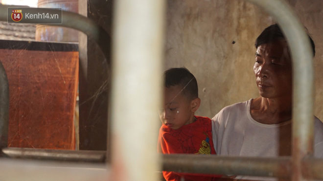 Dịch tả lợn nhốt người chăn nuôi trong những chiếc cũi trống không: Nhìn ra khu chuồng giăng mạng nhện, phủ vôi trắng là tôi lại khóc