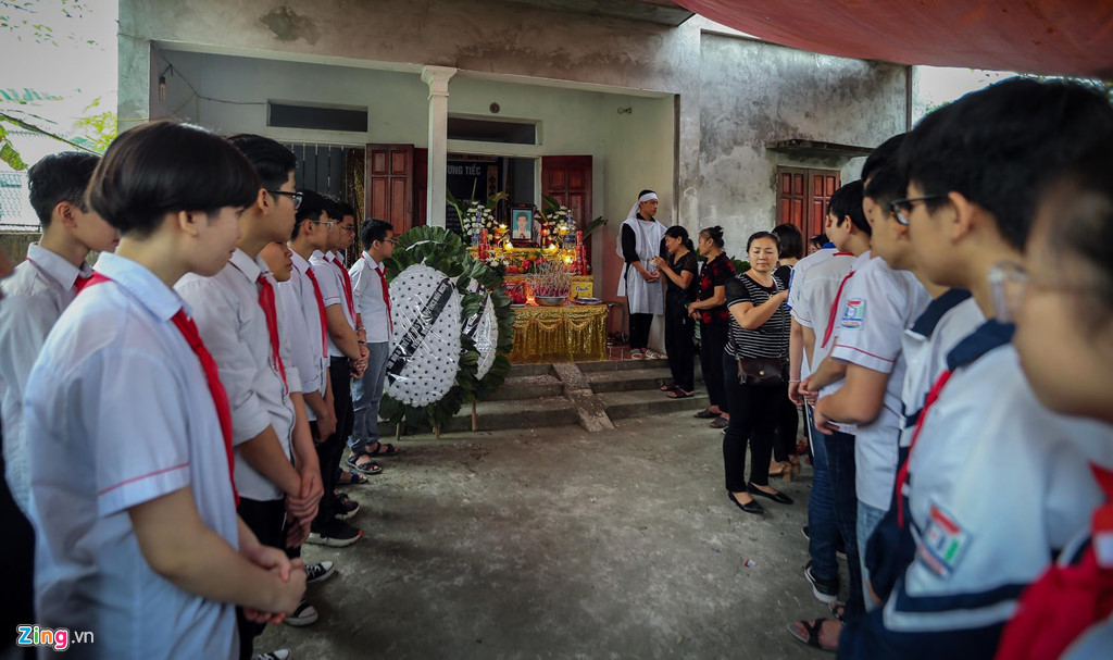 Khăn quàng đỏ đẫm nước mắt ở đại tang 8 học sinh đuối nước