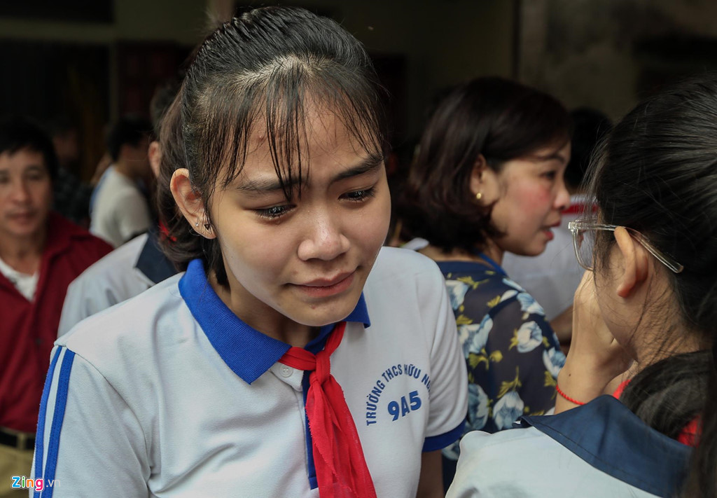 Khăn quàng đỏ đẫm nước mắt ở đại tang 8 học sinh đuối nước