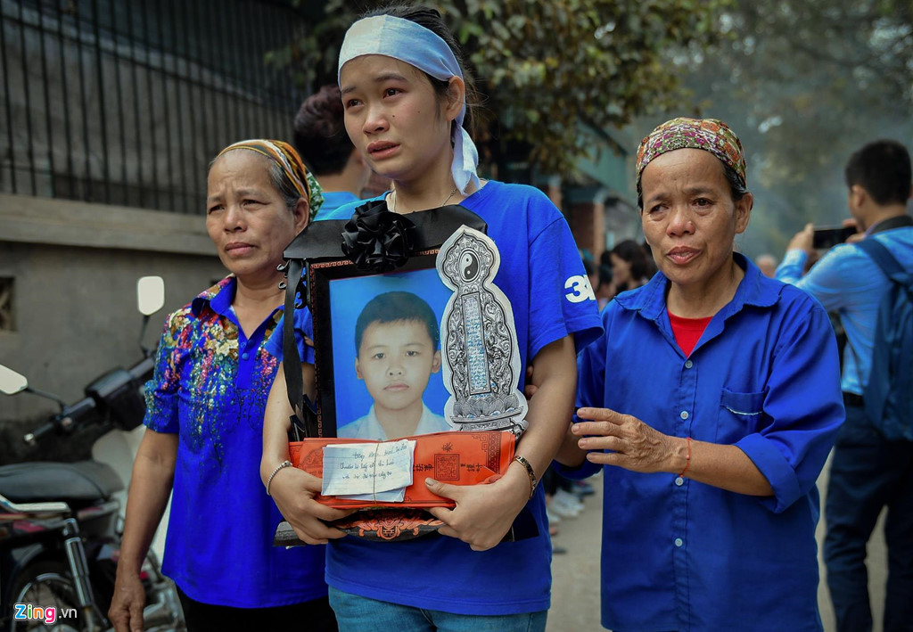 Khăn quàng đỏ đẫm nước mắt ở đại tang 8 học sinh đuối nước