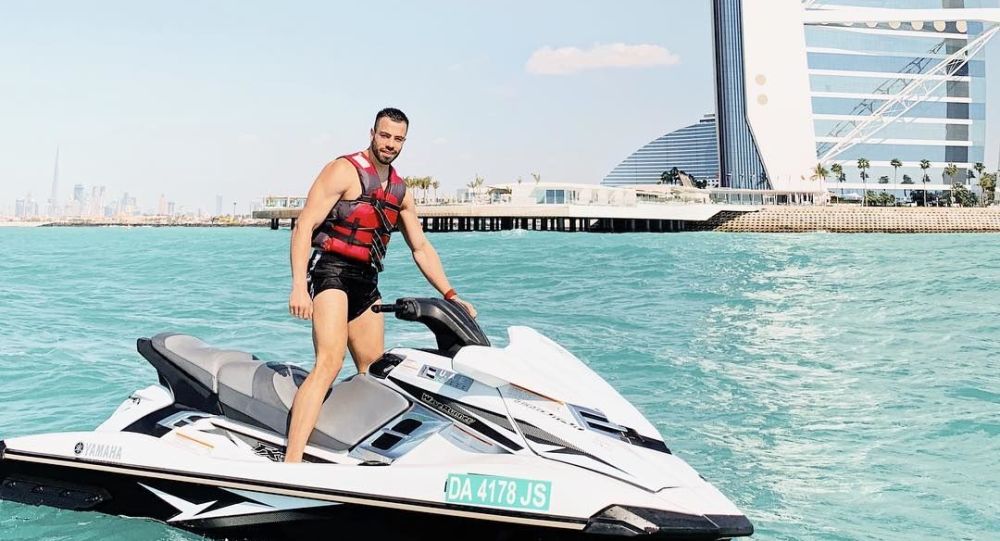 Người đàn ông giàu có tìm người đi hưởng thú vui, trả lương 1,2 tỷ