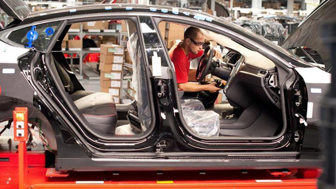 Chạy đua sản xuất ôtô điện Tesla, công nhân bị vắt kiệt sức