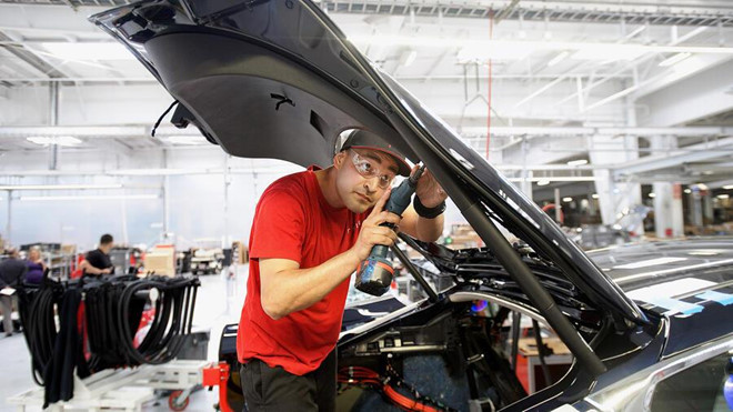 Chạy đua sản xuất ôtô điện Tesla, công nhân bị vắt kiệt sức