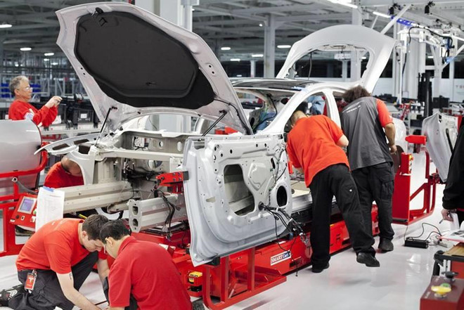 Chạy đua sản xuất ôtô điện Tesla, công nhân bị vắt kiệt sức