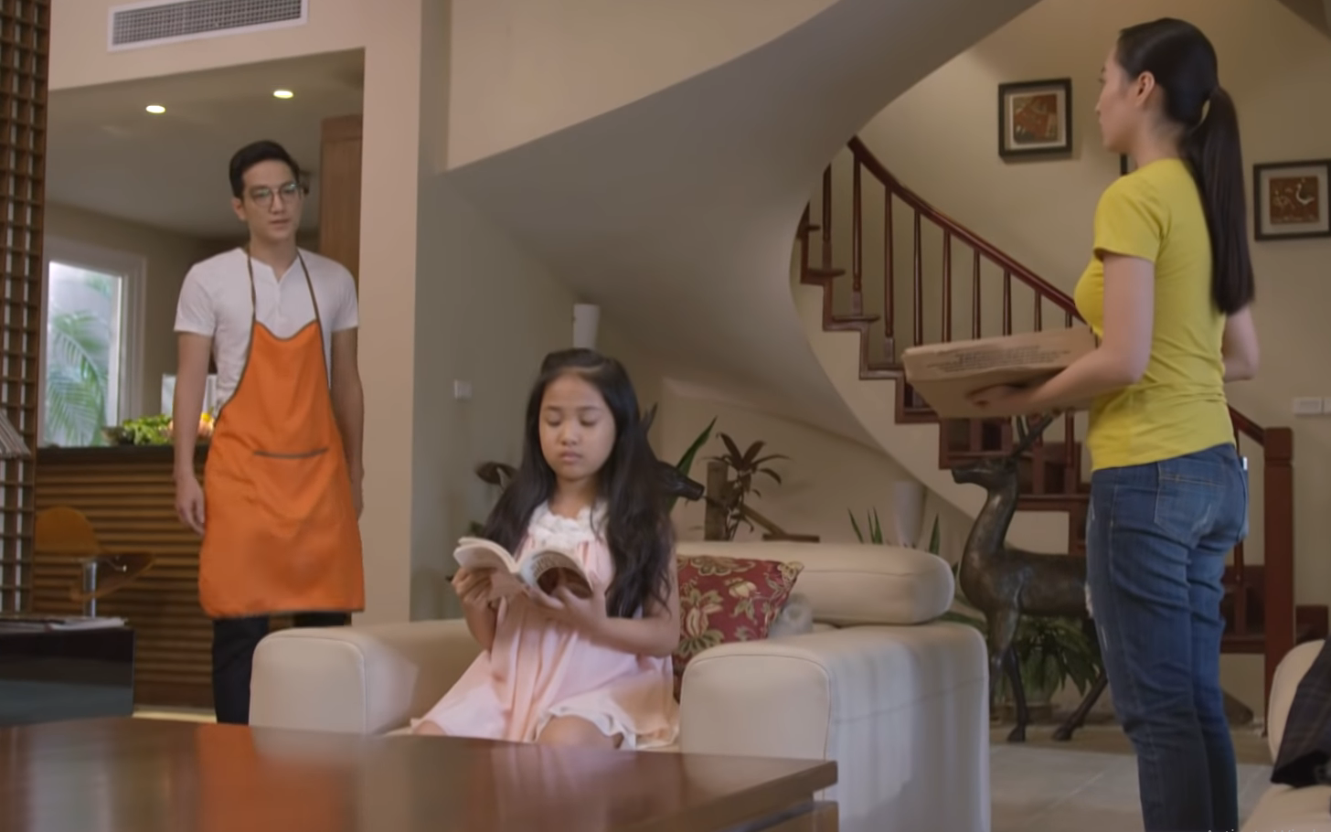 Khán giả Những Cô Gái Trong Thành Phố giật mình bởi một cô bé 9 tuổi hỗn hào khó tin