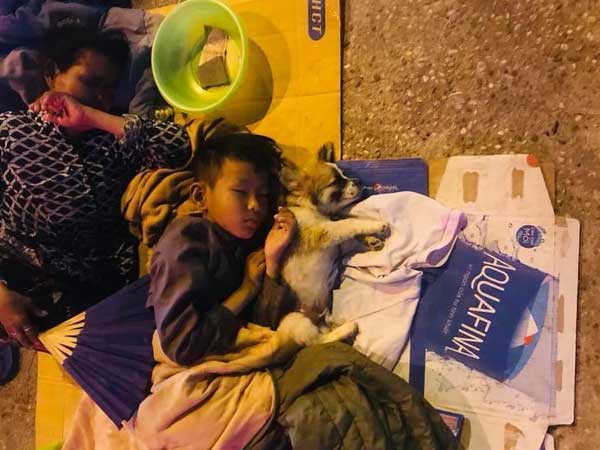 Giữa đêm Sài Gòn, gia đình 3 thành viên ôm nhau ngủ vùi dưới ánh đèn đường leo lét gây xúc động mạnh