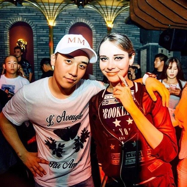 Cảnh ăn chơi ở quán bar phạm pháp, bán rượu 1,6 tỷ đồng của Seungri