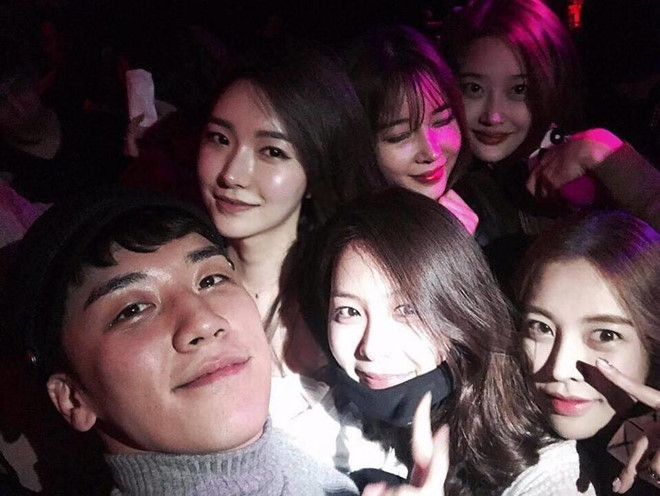 Cảnh ăn chơi ở quán bar phạm pháp, bán rượu 1,6 tỷ đồng của Seungri