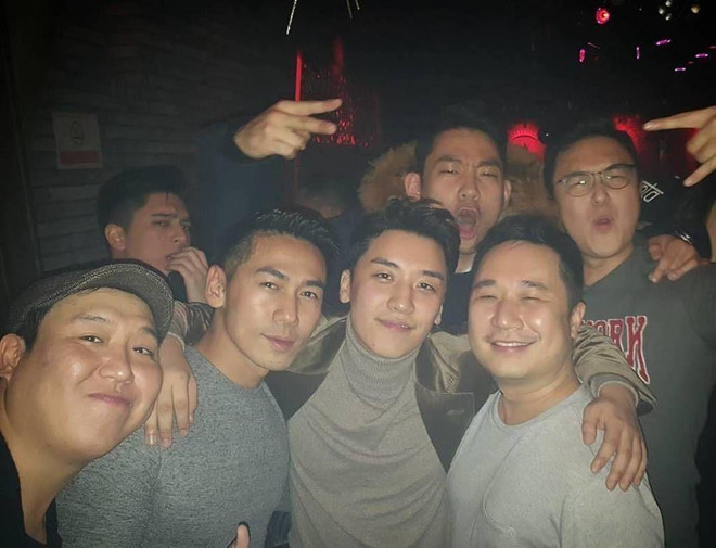 Cảnh ăn chơi ở quán bar phạm pháp, bán rượu 1,6 tỷ đồng của Seungri