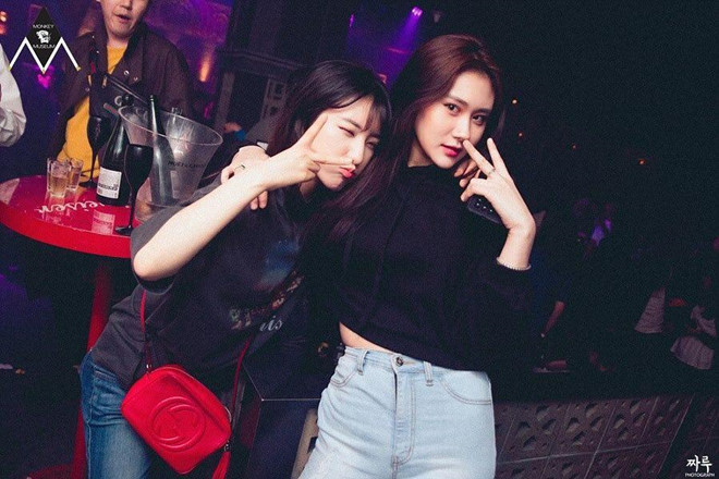 Cảnh ăn chơi ở quán bar phạm pháp, bán rượu 1,6 tỷ đồng của Seungri