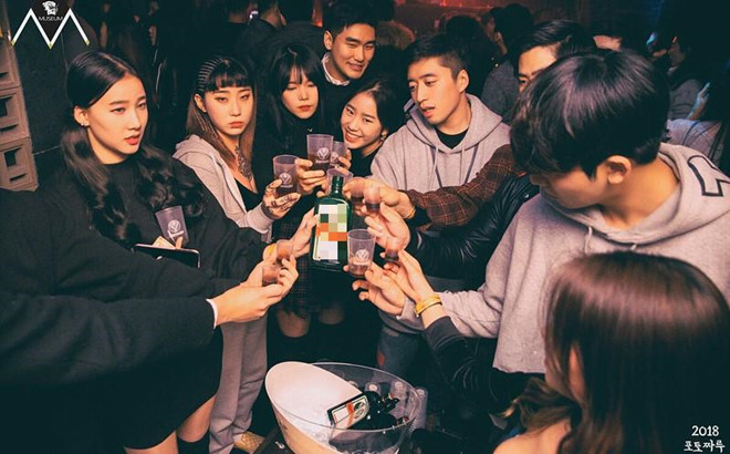 Cảnh ăn chơi ở quán bar phạm pháp, bán rượu 1,6 tỷ đồng của Seungri
