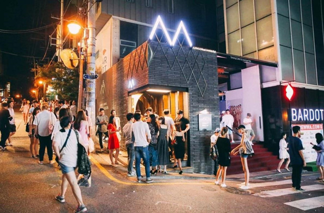 Cảnh ăn chơi ở quán bar phạm pháp, bán rượu 1,6 tỷ đồng của Seungri