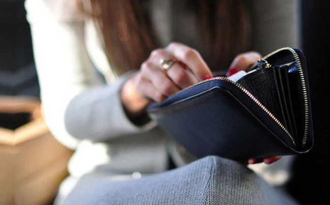 Bị đòi quà khi cháy túi lại còn được so sánh với chồng người ta, anh chồng chỉ nói một câu mà khiến vợ tắt điện