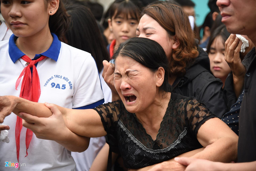 Khi thủy thần gọi tên và đại tang 8 cậu bé của đội bóng trong xóm nhỏ