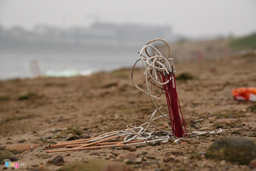 Khi thủy thần gọi tên và đại tang 8 cậu bé của đội bóng trong xóm nhỏ