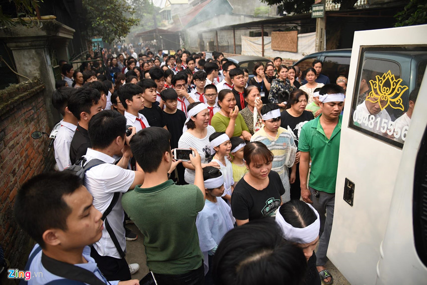 Khi thủy thần gọi tên và đại tang 8 cậu bé của đội bóng trong xóm nhỏ