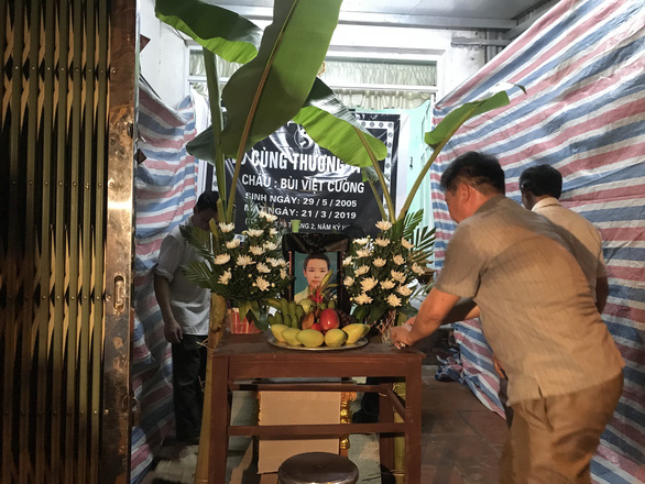 Nam sinh thoát chết đuối: Đang chơi bóng thì 8 bạn bị cuốn đi