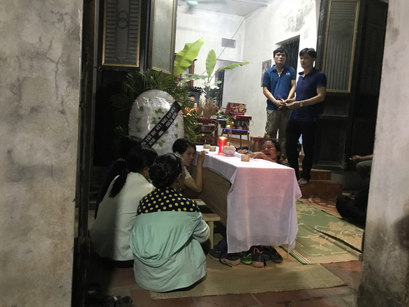 Nam sinh thoát chết đuối: Đang chơi bóng thì 8 bạn bị cuốn đi