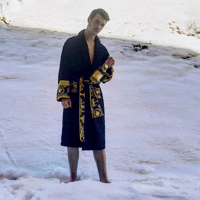 Giàu có đến điên rồ như Rich Kids Nga: Đi vệ sinh trên tiền, trang trí bữa sáng bằng đồng hồ Rolex