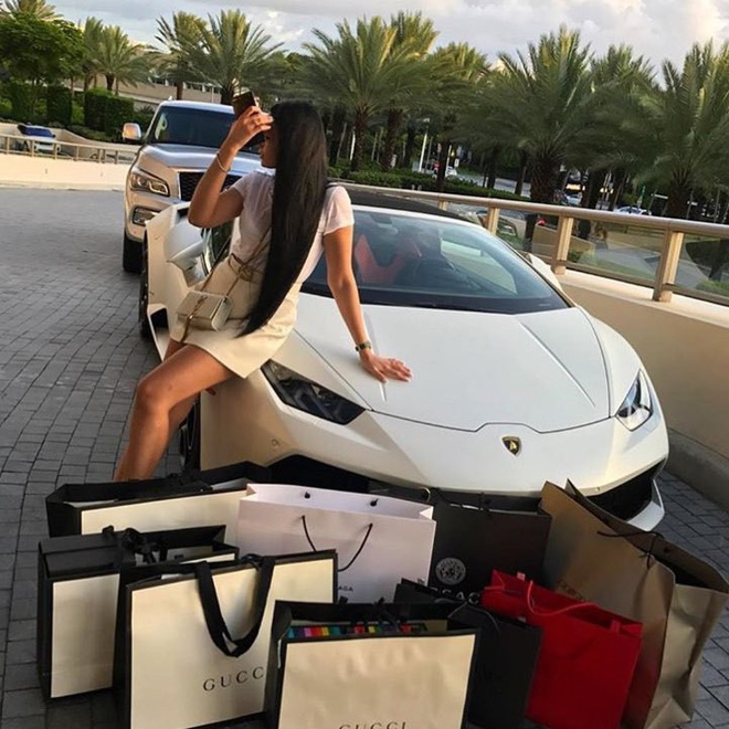 Giàu có đến điên rồ như Rich Kids Nga: Đi vệ sinh trên tiền, trang trí bữa sáng bằng đồng hồ Rolex