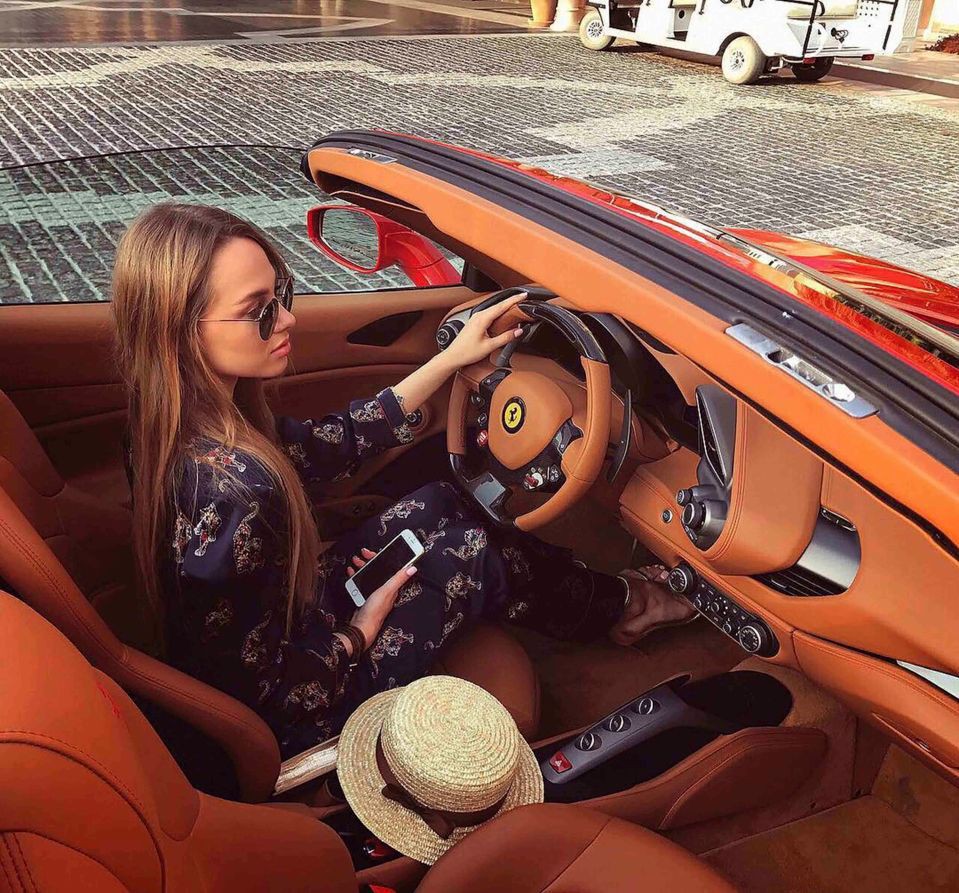 Giàu có đến điên rồ như Rich Kids Nga: Đi vệ sinh trên tiền, trang trí bữa sáng bằng đồng hồ Rolex