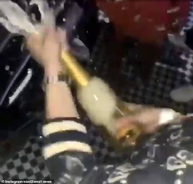 Giàu có đến điên rồ như Rich Kids Nga: Đi vệ sinh trên tiền, trang trí bữa sáng bằng đồng hồ Rolex