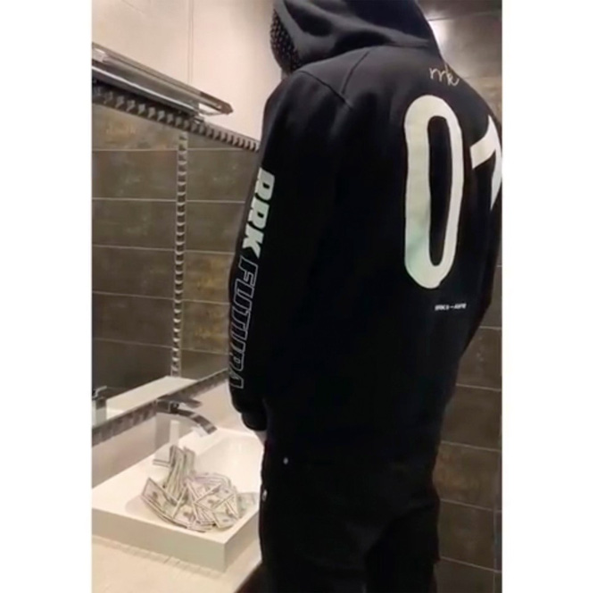 Giàu có đến điên rồ như Rich Kids Nga: Đi vệ sinh trên tiền, trang trí bữa sáng bằng đồng hồ Rolex