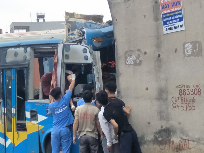 Hải Dương: Xe khách lao qua dải phân cách đâm vào gầm cầu vượt, hai người mắc kẹt phải truyền nước ngay trên ca bin