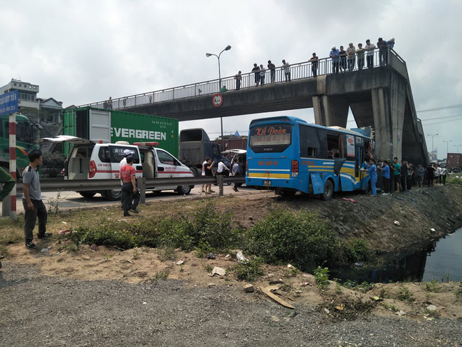 Hải Dương: Xe khách lao qua dải phân cách đâm vào gầm cầu vượt, hai người mắc kẹt phải truyền nước ngay trên ca bin
