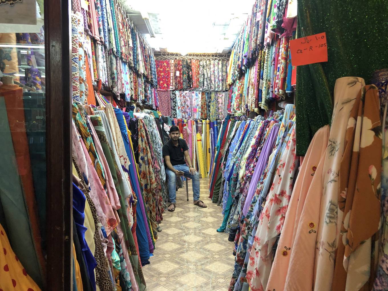 Video ảnh: Phiên chợ đàn ông bán hàng ở thủ đô Qatar