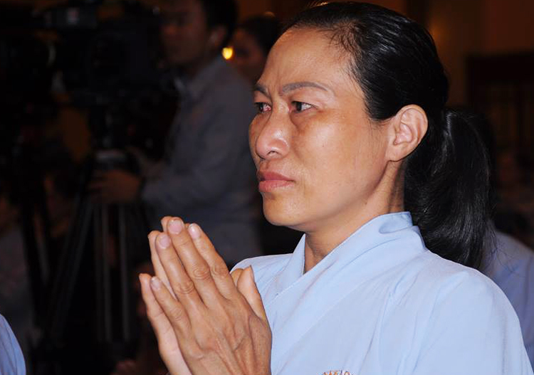 Phật tử được yêu cầu cúng dường sau lễ thỉnh vong ở chùa Ba Vàng