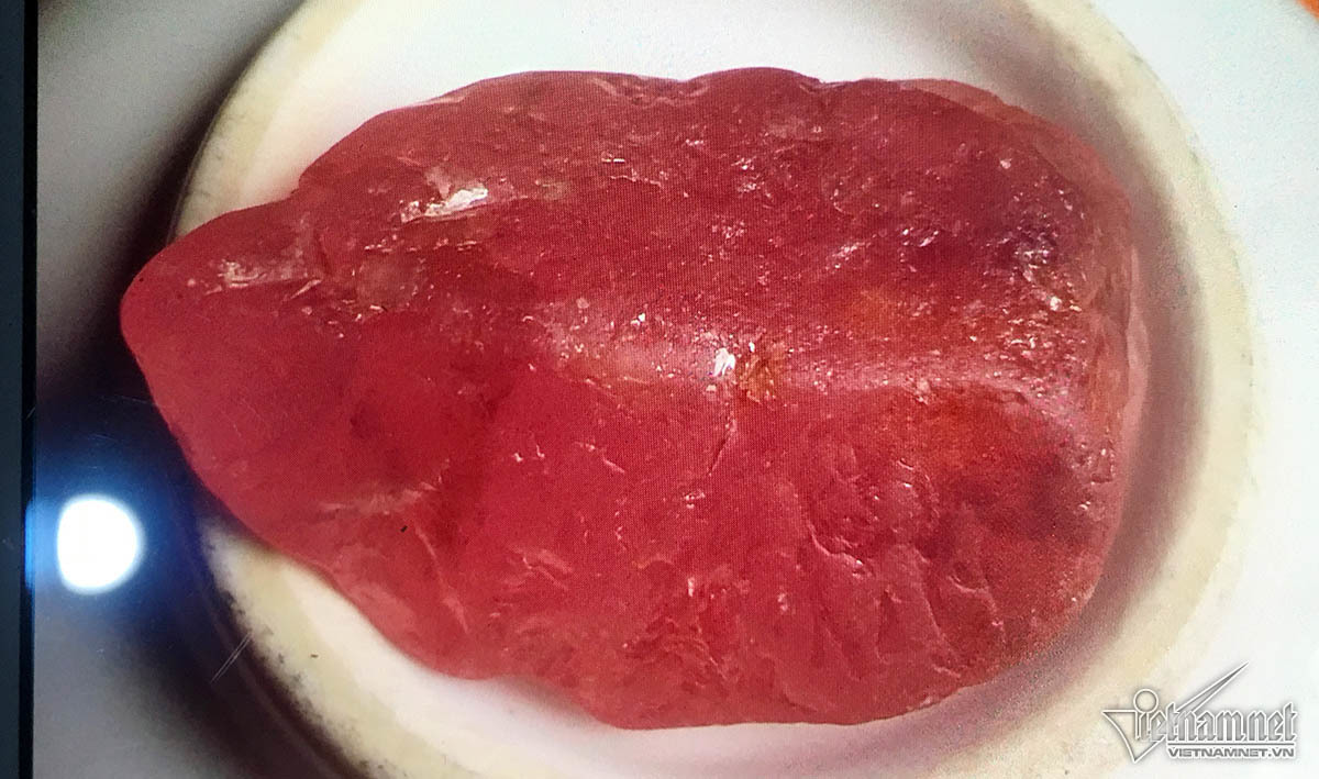 Đại gia đá đỏ đếm tiền cả ngày không hết giờ ra sao?