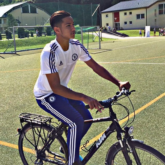 Đội trưởng cực phẩm của đội tuyển Brunei: Là hoàng tử kế vị ngôi vương, sở hữu khối tài sản trị giá 461 nghìn tỷ