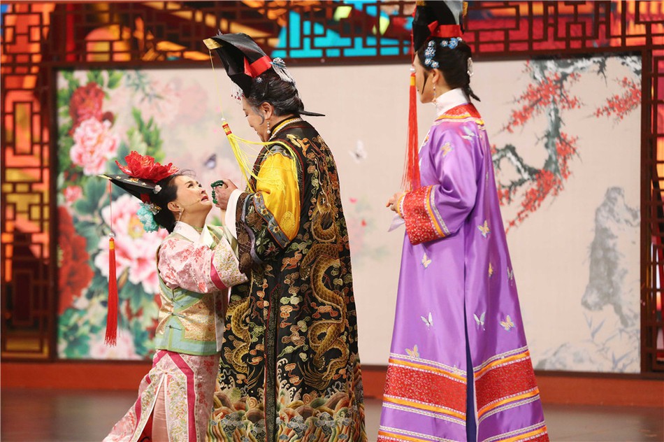 Chùm ảnh xúc động: Hoàng A Mã cùng bà nội Tiểu Yến Tử bất ngờ tái ngộ sau 20 năm phát sóng Hoàn Châu Cách Cách