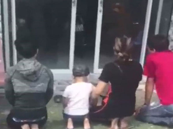 Nhóm người quỳ lạy trước nhà nữ chủ tịch phường để xin lại con bỏ rơi