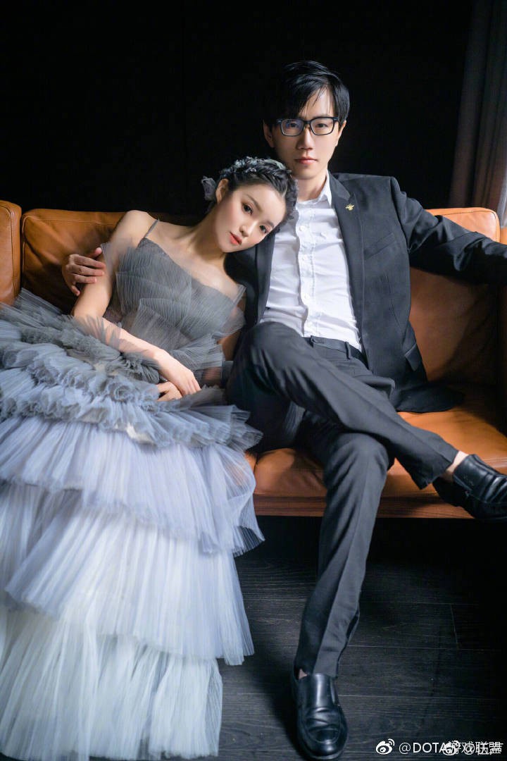 Thiếu gia giàu nhất Trung Quốc làm phù rể, tặng nóng cô dâu chú rể 1 chiếc Roll Royce Thiếu gia giàu nhất Trung Quốc làm phù rể, tặng nóng cô dâu chú rể 1 chiếc Roll Royce