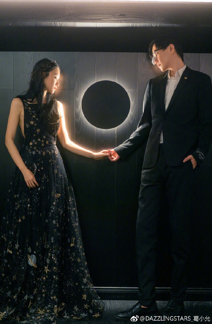 Thiếu gia giàu nhất Trung Quốc làm phù rể, tặng nóng cô dâu chú rể 1 chiếc Roll Royce Thiếu gia giàu nhất Trung Quốc làm phù rể, tặng nóng cô dâu chú rể 1 chiếc Roll Royce