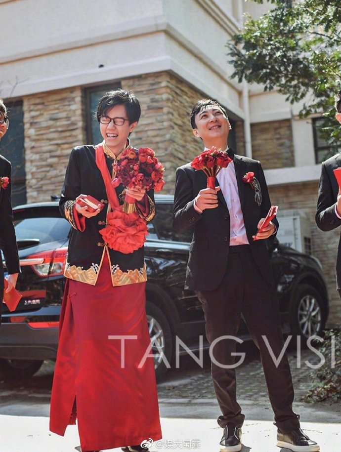 Thiếu gia giàu nhất Trung Quốc làm phù rể, tặng nóng cô dâu chú rể 1 chiếc Roll Royce