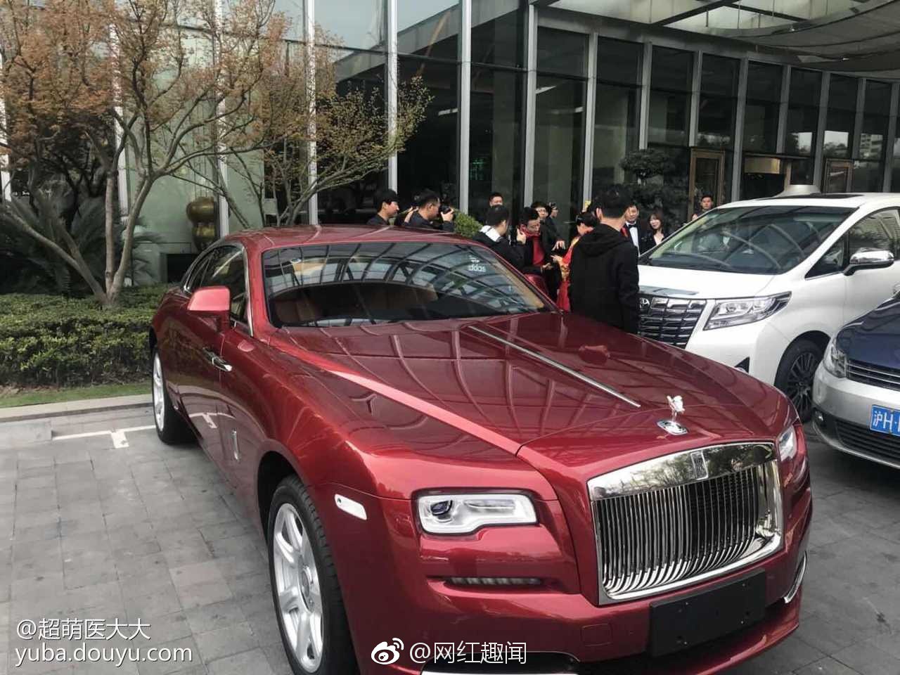 Thiếu gia giàu nhất Trung Quốc làm phù rể, tặng nóng cô dâu chú rể 1 chiếc Roll Royce
