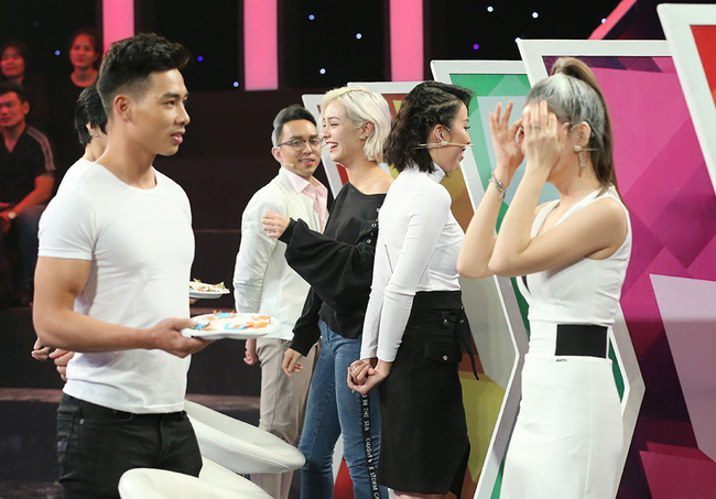 Hari Won trợn mắt, to tiếng với Trấn Thành trên sóng truyền hình: Ăn cho cố vô đi...