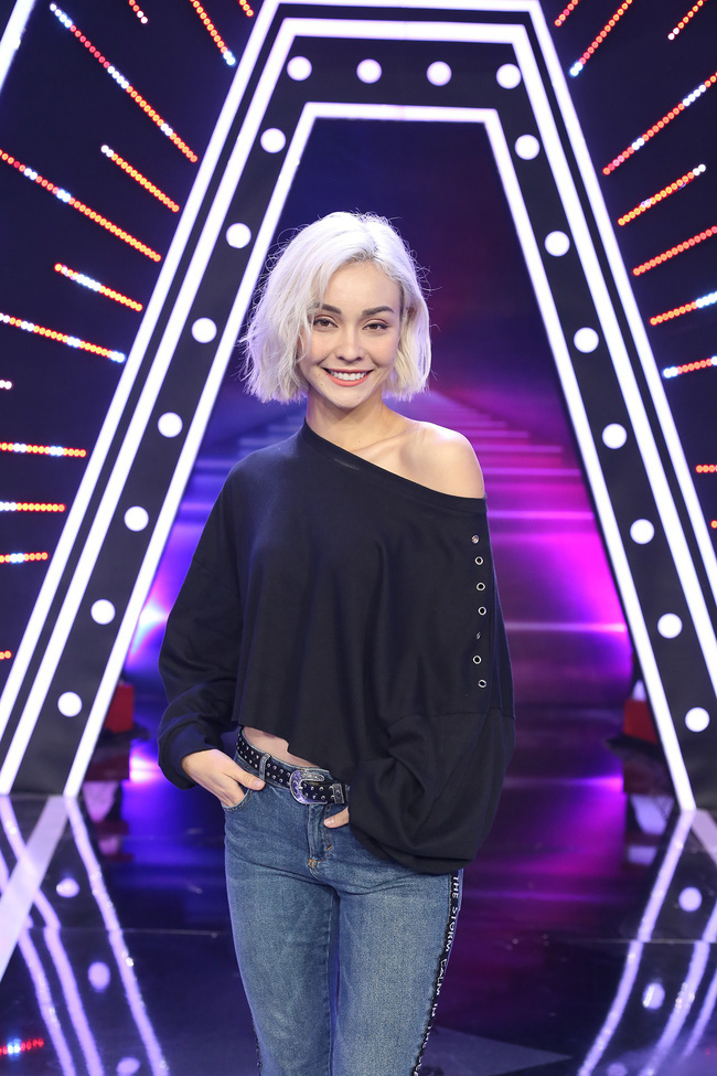 Hari Won trợn mắt, to tiếng với Trấn Thành trên sóng truyền hình: Ăn cho cố vô đi...