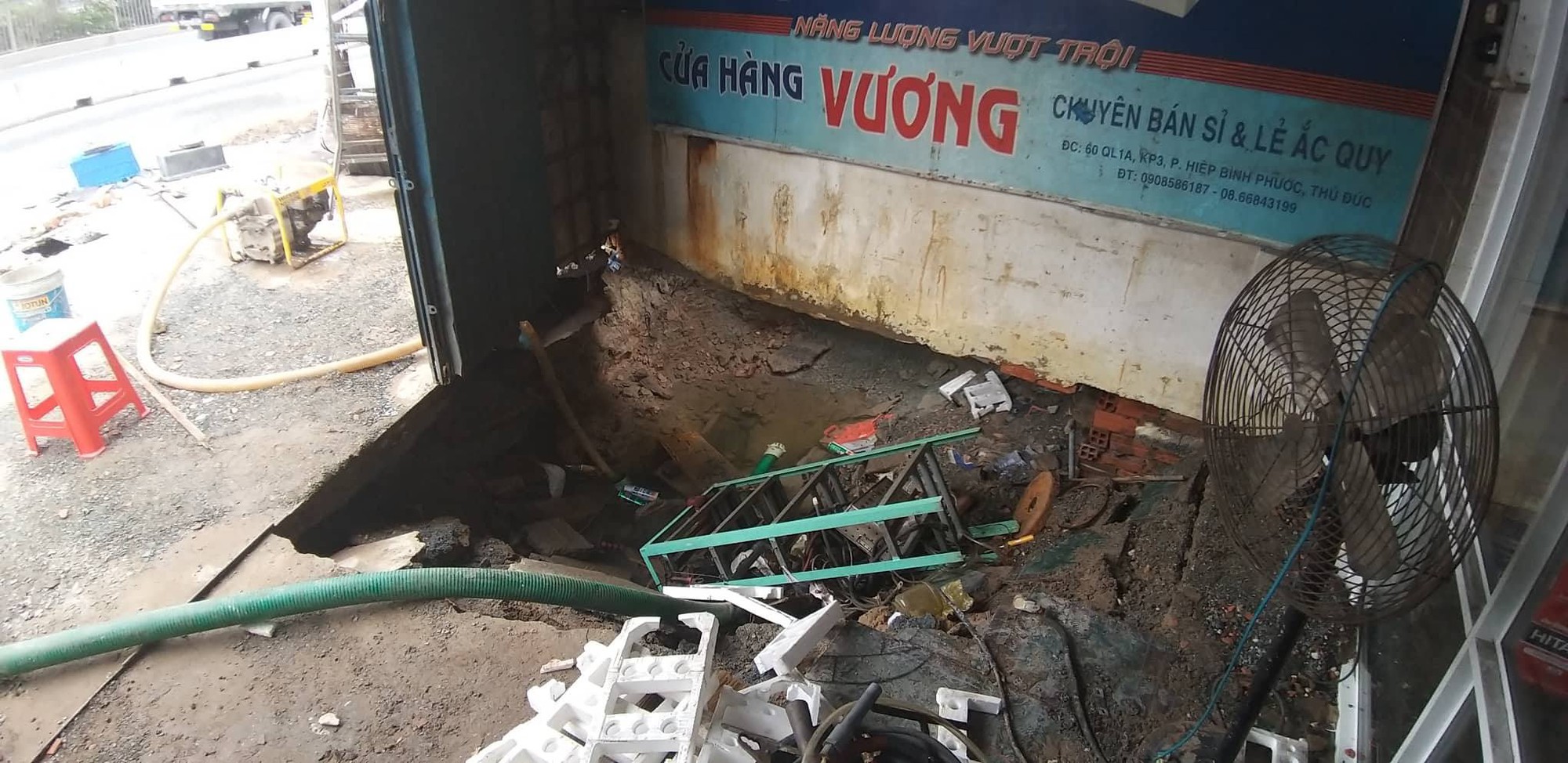 TP.HCM: Xuất hiện hố tử thần trong nhà nuốt nhiều tài sản, người dân hoảng loạn