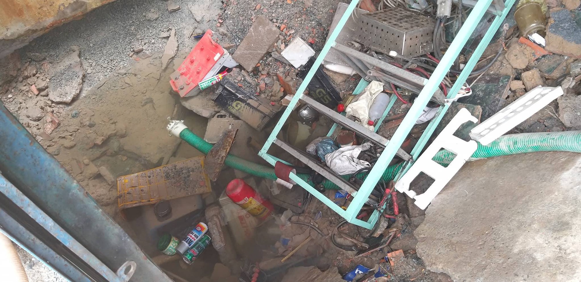 TP.HCM: Xuất hiện hố tử thần trong nhà nuốt nhiều tài sản, người dân hoảng loạn