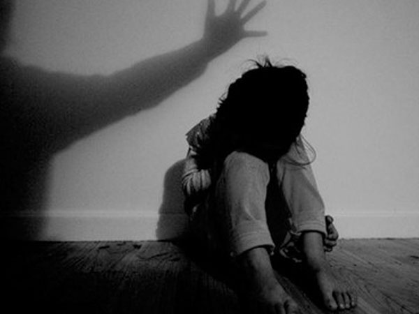 Mẹ đi làm về bàng hoàng thấy con gái 13 tuổi bị hàng xóm xâm hại