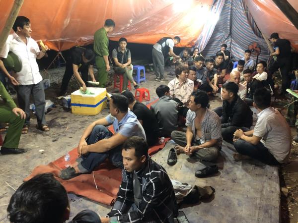 Bắt quả tang 25 đối tượng đang tổ chức xóc đĩa tại vườn chuối