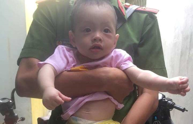 Trẻ bị bỏ rơi trên vỉa hè Quy Nhơn giữa đêm khuya