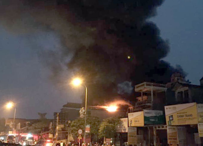 Ba người mắc kẹt trong đám cháy ở cửa hàng giày dép