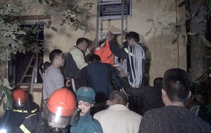 Ba người mắc kẹt trong đám cháy ở cửa hàng giày dép