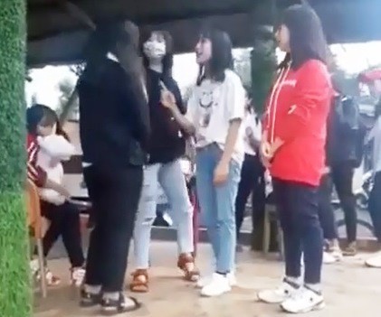 Phẫn nộ trước cảnh học sinh lớp 8 bị đánh, tát hội đồng liên tiếp