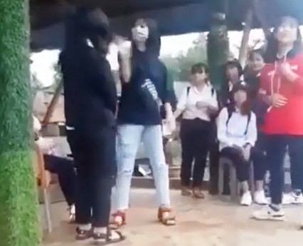 Phẫn nộ trước cảnh học sinh lớp 8 bị đánh, tát hội đồng liên tiếp